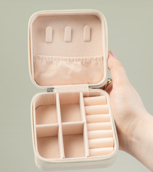 Compact Travel Jewelry Case – Portable Ring & Earring Organizer with Crown Profile Design